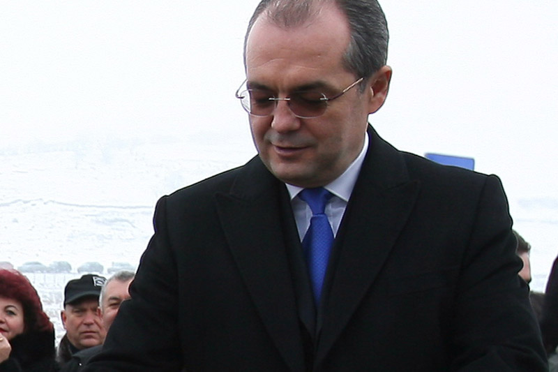 Cum calculeaza premierul Emil Boc pensiile: 18 – 16 = 4