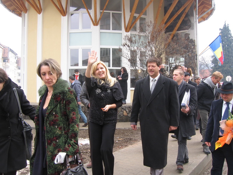 Elena Udrea a deschis sezonul la taiat de panglici
