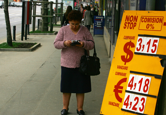 Economistii spun ca euro s-ar putea duce sub pragul de patru lei