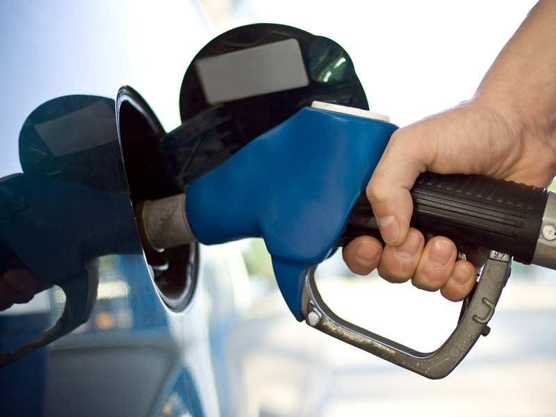 La o zi dupa Petrom, Rompetrol scumpeste carburantii