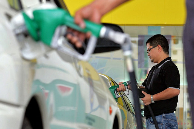 Ramanem cu mersul pe jos - pretul benzinei a depasit 5 lei/litru
