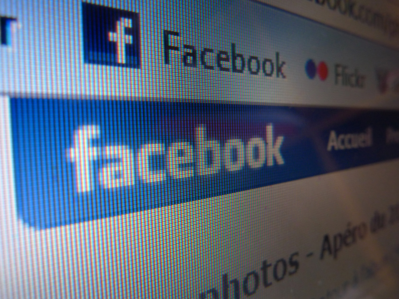 Un milion de romani au cont pe Facebook