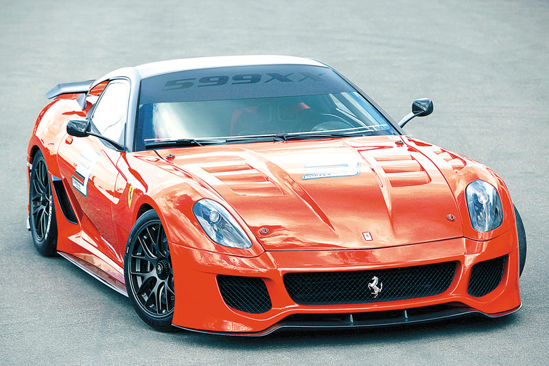 Romanii au cumparat doua Ferrari de aproape 400.000 de euro