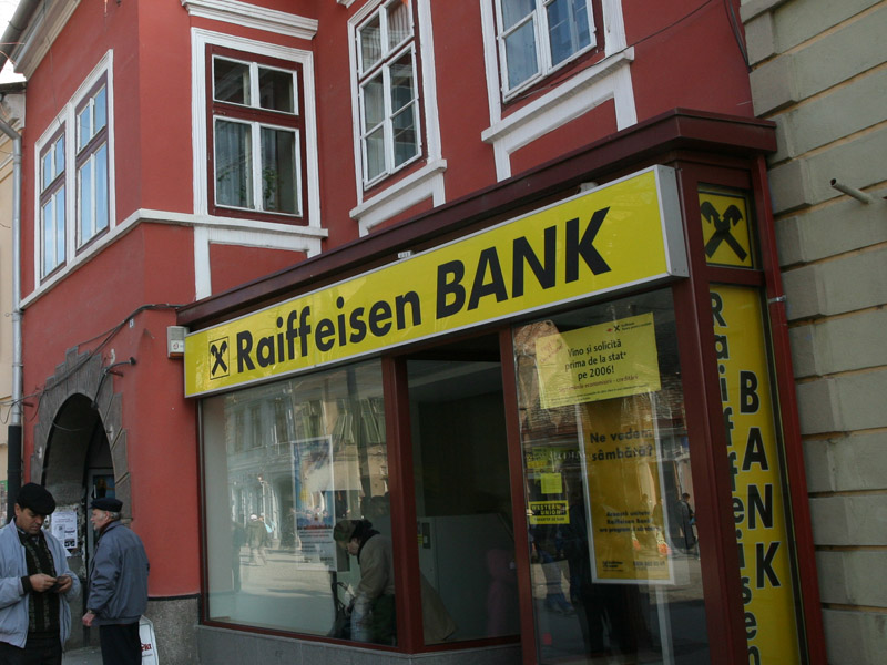 Profitul Raiffeisen Bank a scazut la 74 milioane euro