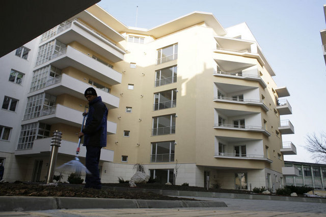 Bancherii pariaza pe noi ieftiniri la apartamente pana la mijlocul anului