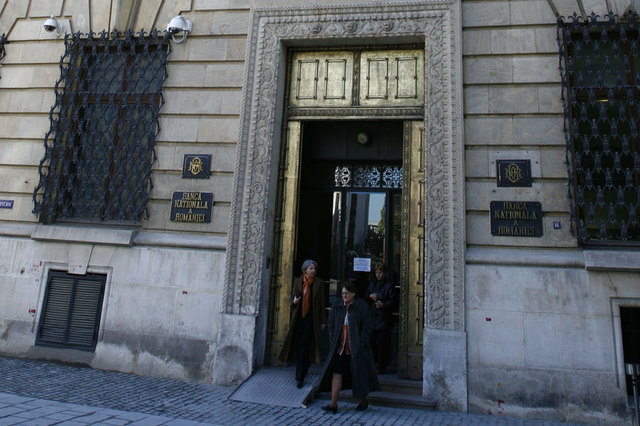 BNR a dat 800 de milioane de euro in martie ca sa nu se aprecieze leul