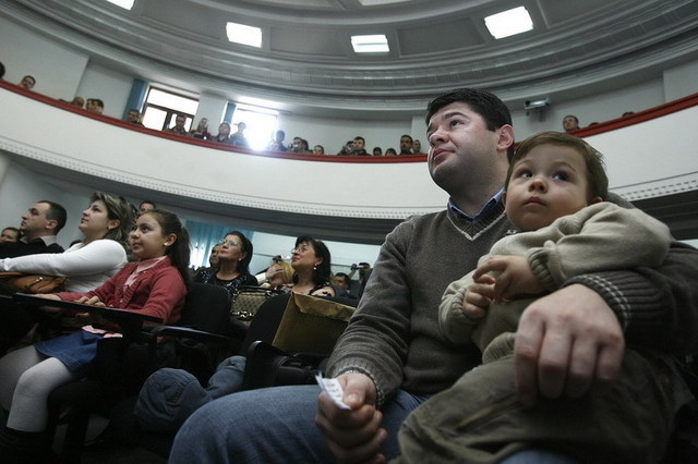 Basescu vrea sa adopte, lunar, 10.000 de basarabeni. De ce raman studentii moldoveni in Romania