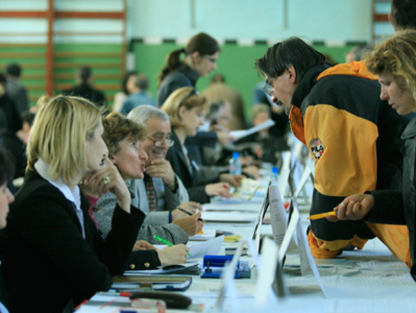 Tinerii vor sefi corecti si salarii mari, angajatorii vor oameni instruiti si buni profesionisti