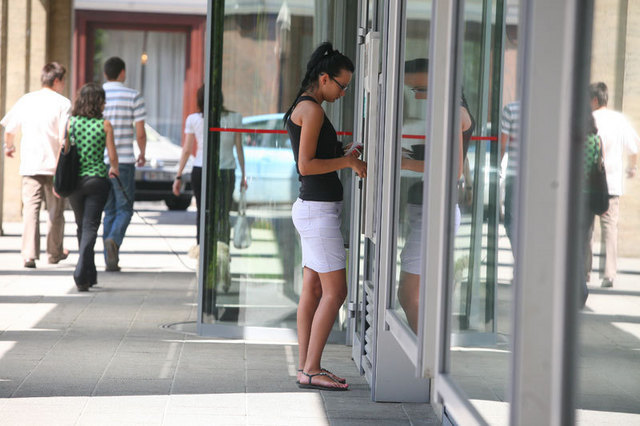 BCR reduce numerarul din unitati pentru a descuraja infractorii