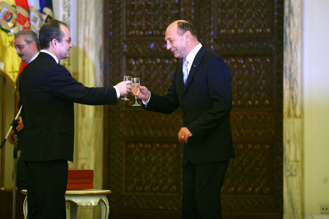 De unde va taia Boc pentru a-l multumi pe presedinte