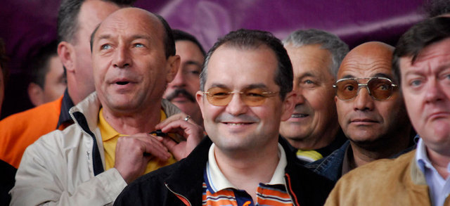 Concedierea bugetarilor - regia: Basescu si Boc