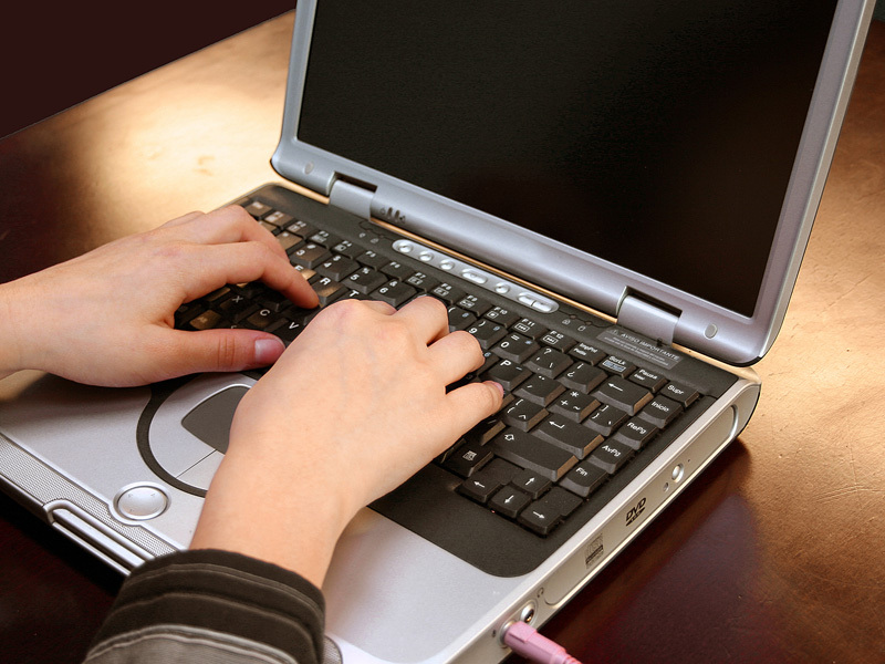 Peste un sfert dintre utilizatorii de internet folosesc servicii de online banking