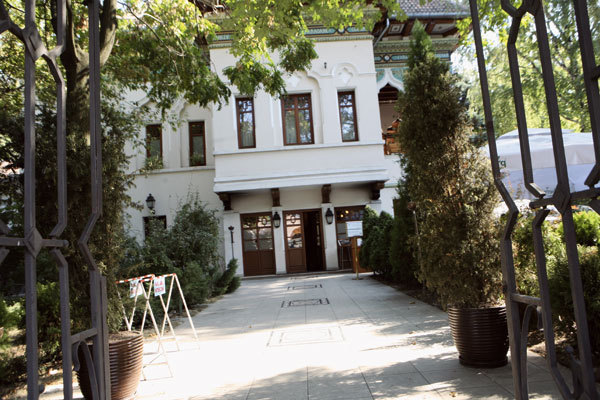 Restaurantul Casa Doina, unul dintre cele mai cunoscute din Bucuresti, este frecventat in special de politicieni si oameni de afaceri 