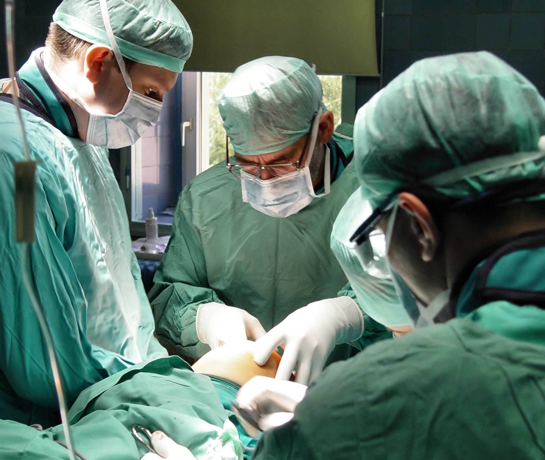 Medicii romani primesc oferte de joburi de 10.000 - 12.000 de euro pe luna
