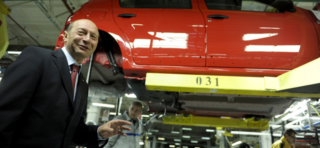 Basescu isi ia Duster platit de sotie