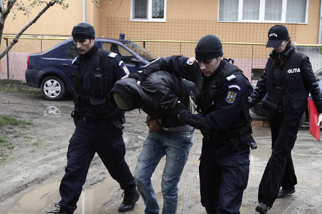 Ce vand infractorii romani pe internet: avioane de agrement si masini de lux