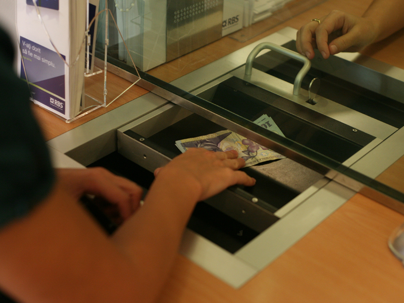 Leul s-a depreciat la deschiderea sedintei, iar cursul se apropie de 4,11 lei/euro