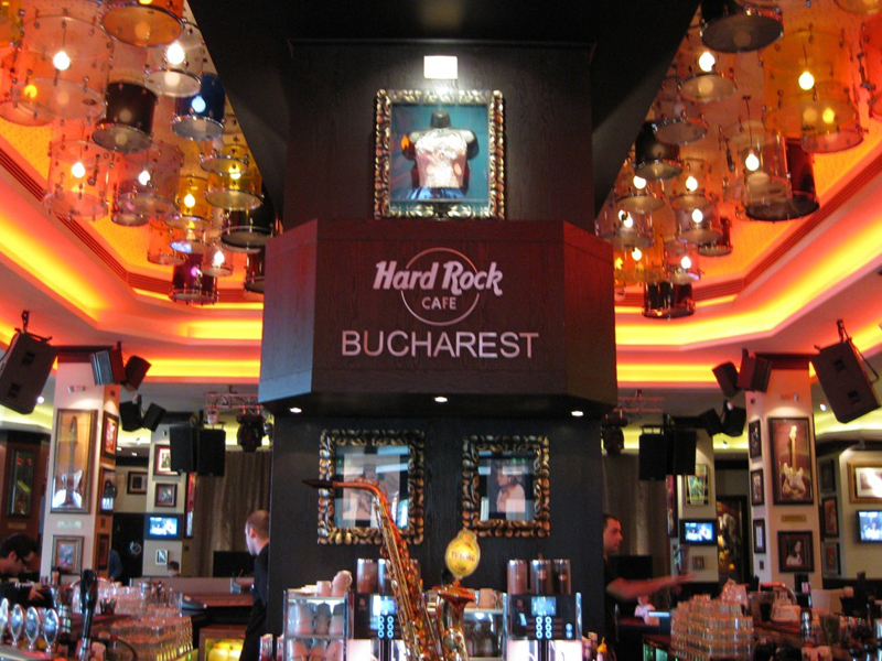 Franciza Hard Rock este adusa in Romania de Tinu Sebesanu, unul dintre apropiatii lui Gabriel Popoviciu, iar prima unitate este deschisa pe intr-un spatiu detinut de Popoviciu 