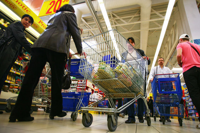 Hipermarketurile sustin ca inchiderea lor duminica ar sfida absurdul