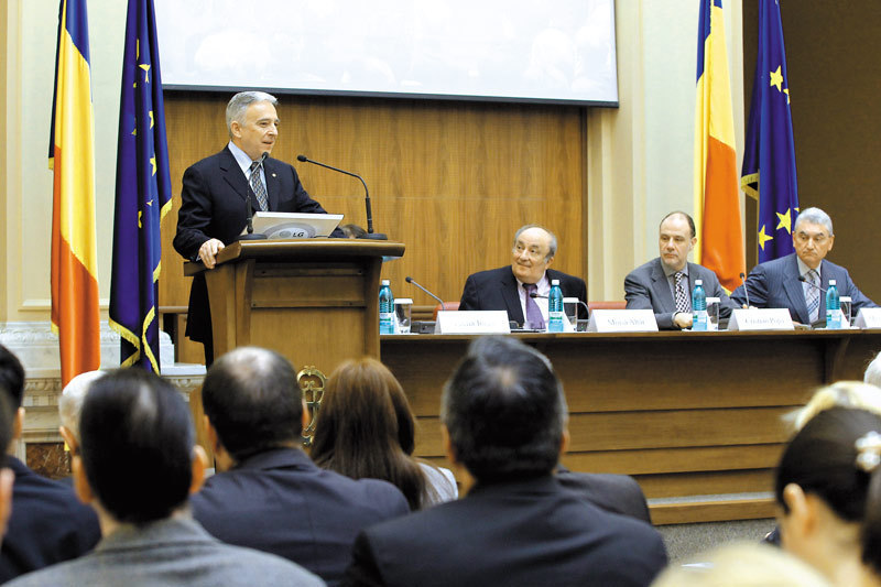 Isarescu: Zona euro poate fi o cutie neagra daca intram nepregatiti
