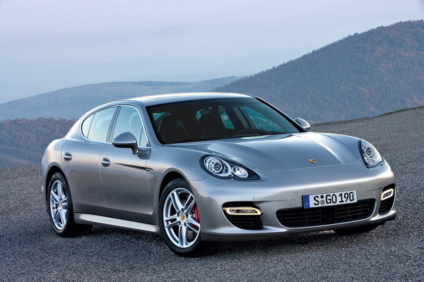 Porsche recheama in fabrica 11.000 de masini Panameras