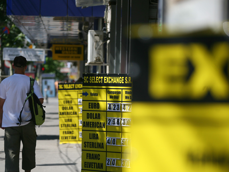 Leul a continuat sa se deprecieze - 4,15 lei/euro