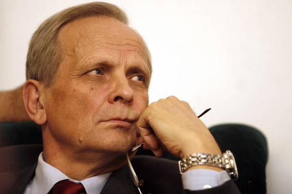 Stolojan: Datorita Greciei, Romania va trece mai tarziu la euro