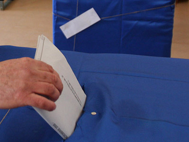 Peste 100.000 de bucuresteni voteaza astazi: Teo Trandafir vs. Liliana Minca