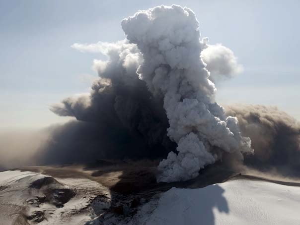 Ceas unicat creat din cenusa si roca din vulcanul Eyjafjallajökull, lansat de o companie elvetiana