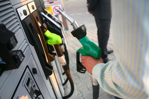 Barilul s-a ieftinit mai mult decat s-a apreciat dolarul, dar benzina e mai scumpa