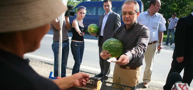 Boc se ia la tranta cu evaziunea "marunta" si ne invata cum sa cerem bon la casa