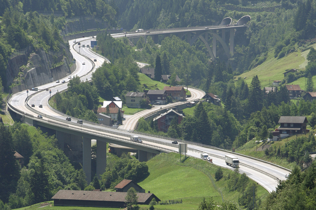 Ungurii, cehii si slovacii inaugureaza autostrazi în 2010. La noi e crestere zero