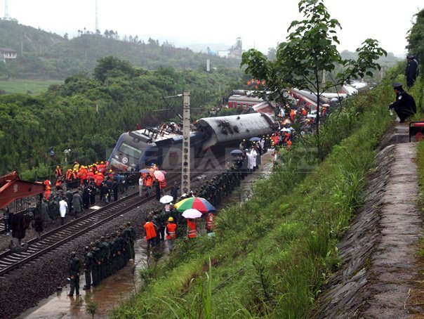 Cel putin 19 morti si 71 de raniti in urma deraierii unui tren in China
