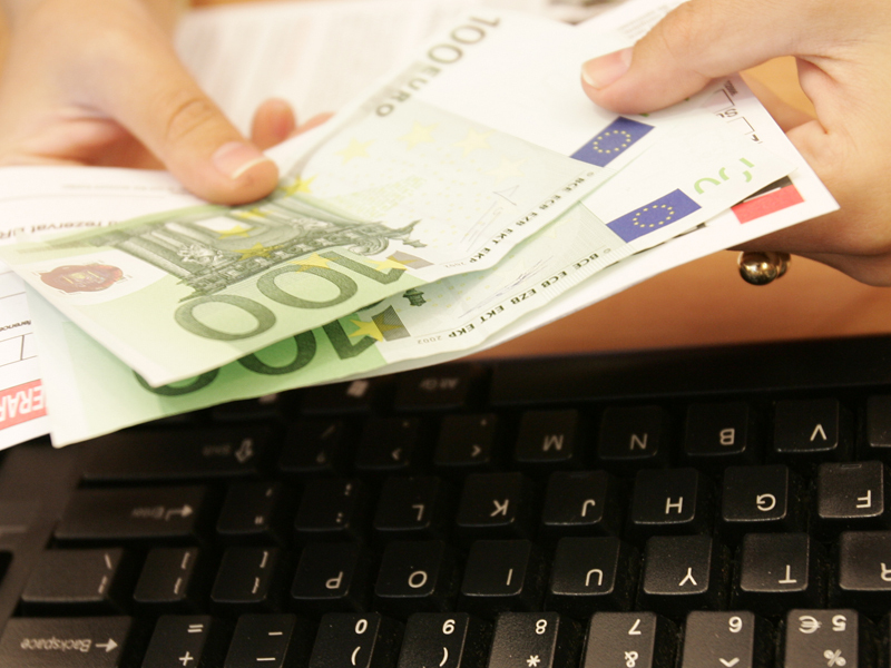 Guvernul a platit companiilor cu pierderi bonusuri de peste 1,3 miliarde lei,cu prime si pentru sefi