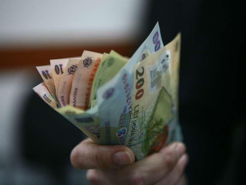 Jumatate dintre bugetari sunt platiti cu maximum 1.500 lei, 5.600 angajati primesc peste 8.000 lei