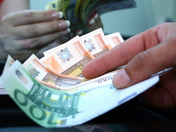 Euro a scazut in aceasta saptamana cu 3,1% fata de dolar