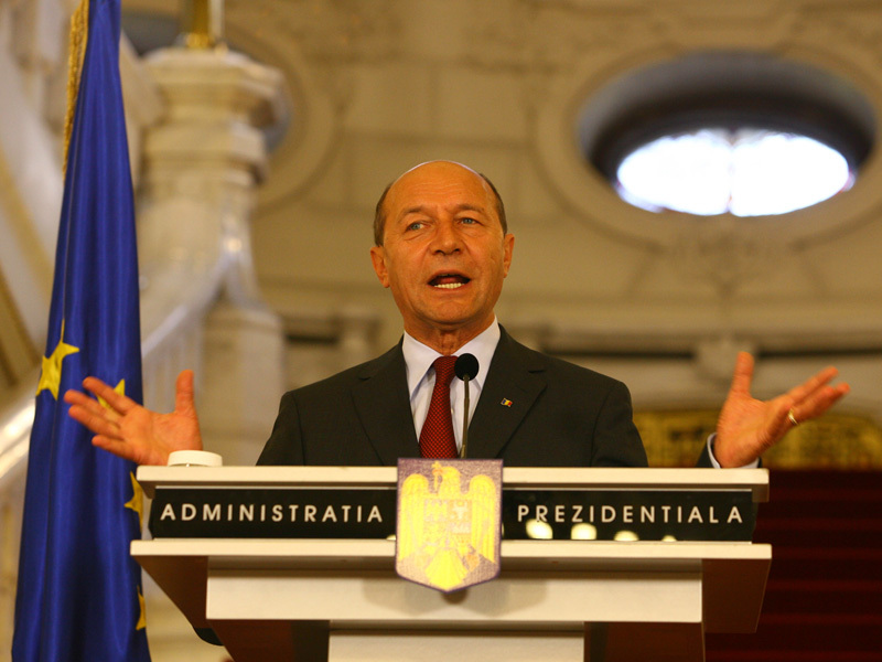 Toate salariile bugetarilor si pensiile vor scadea. Nicio masura pentru relansarea economiei