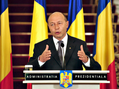 Basescu: Daca nu reduceam salariile si pensiile luam un nou credit
