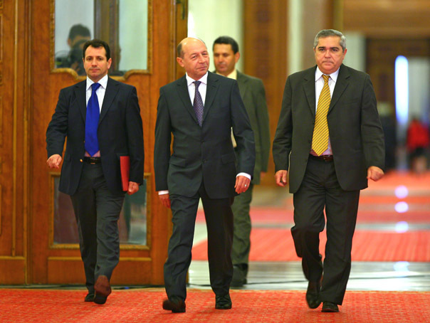 Basescu a cerut Guvernului noi negocieri cu FMI, daca masurile convenite vor fi respinse de CES
