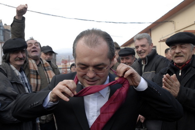 Guvernul are sase saptamani sa taie salariile si pensiile