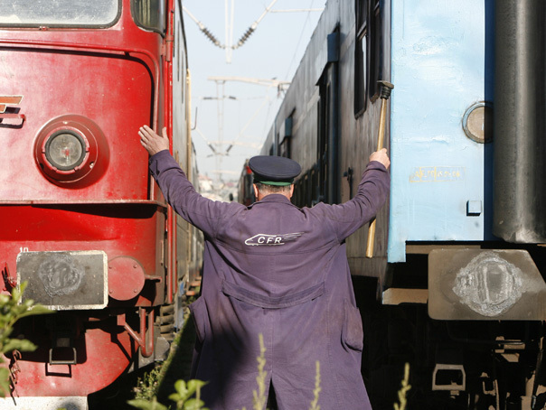 Ceferistii ameninta cu blocarea trenurilor daca li se reduc salariile cu 25%