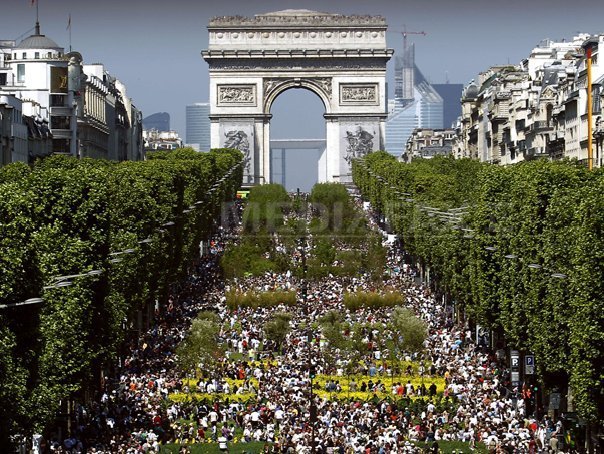Bulevardul Champs-Elysee din Paris, transformat timp de doua zile in zona rurala
