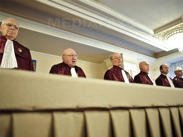 Suspendarea platii unor drepturi salariale prevazute in titluri executorii este constitutionala