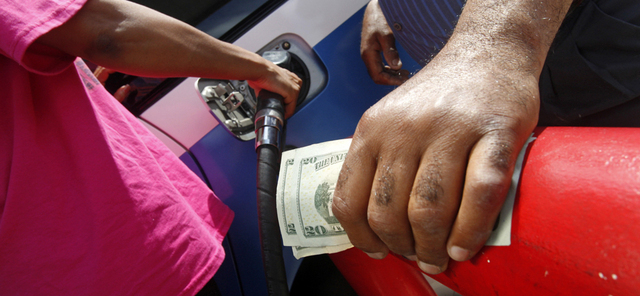 Razboiul euro-dolar face prima victima in Romania. Cu cat se scumpeste benzina