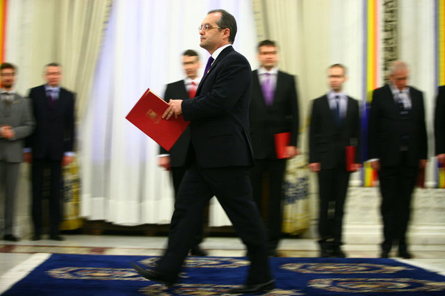 Premierii de rezerva Theodor Stolojan si Lucian Croitoru ii rescriu teza lui Boc