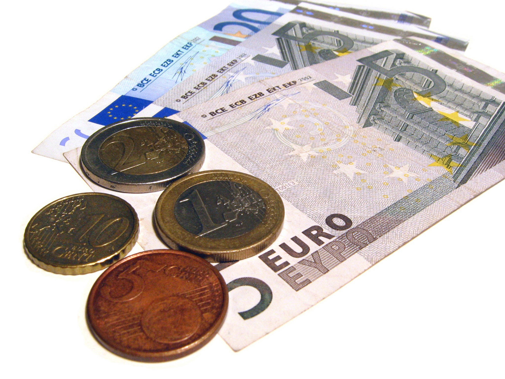 Fuga de euro continua, investitorii au pariat 18 mld. de dolari contra monedei europene