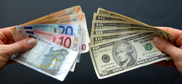 Razboi intre euro si dolar. Cum il vor simti romanii la rate si preturi