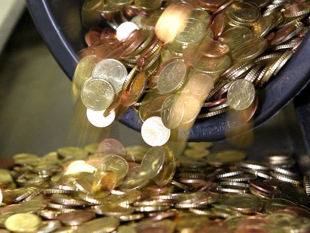 Pretul aurului atinge un nivel record, iar euro se depreciaza la minimul a 18 luni fata de dolar