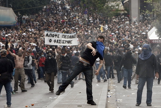 Primele victime ale protestelor violente din Grecia, dupa ce o banca a fost incendiata