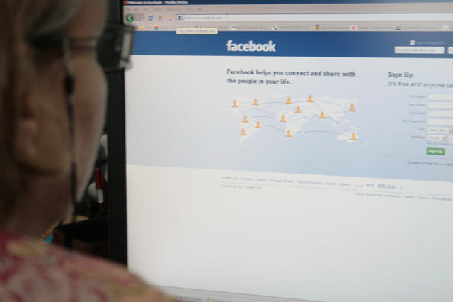 Una din zece firme romanesti isi face reclama pe retele gen Facebook